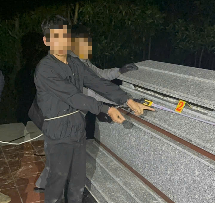 Hai đối tượng cất giấu ma tuý ở nơi nhiều người không ngờ tới! - Ảnh 2.