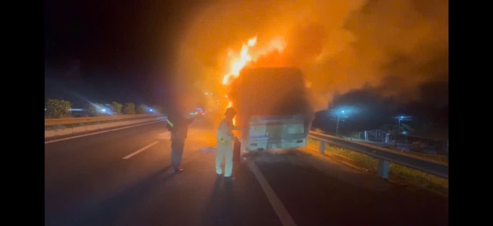 Xe khách cháy trơ khung trên đường cao tốc TP HCM - Trung Lương, 10 hành khách hốt hoảng - Ảnh 1. Xe khách cháy trơ khung trên đường cao tốc TP HCM - Trung Lương, 10 hành khách hốt hoảng - Ảnh 1.