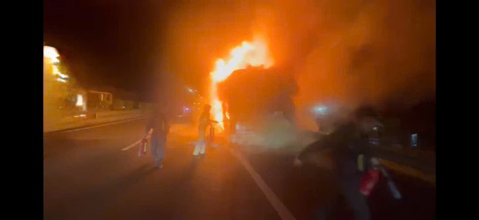 Xe khách cháy trơ khung trên đường cao tốc TP HCM - Trung Lương, 10 hành khách hốt hoảng - Ảnh 2. Xe khách cháy trơ khung trên đường cao tốc TP HCM - Trung Lương, 10 hành khách hốt hoảng - Ảnh 2.