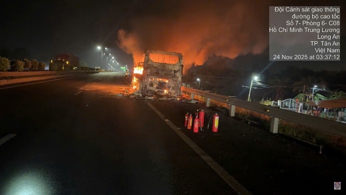 Xe khách cháy trơ khung trên đường cao tốc TP HCM - Trung Lương, 10 hành khách hốt hoảng - Ảnh 3. Xe khách cháy trơ khung trên đường cao tốc TP HCM - Trung Lương, 10 hành khách hốt hoảng - Ảnh 3.