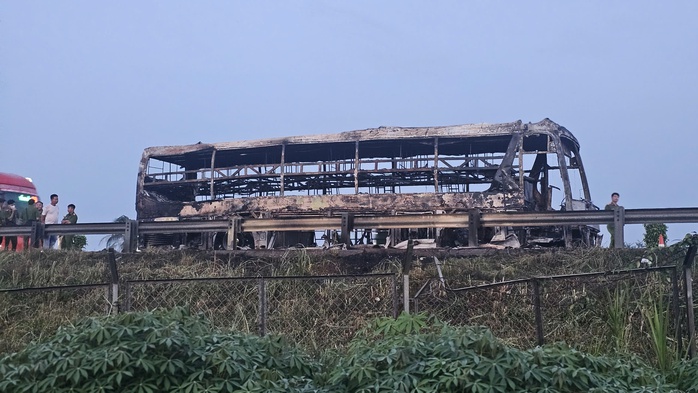 Xe khách cháy trơ khung trên đường cao tốc TP HCM - Trung Lương, 10 hành khách hốt hoảng - Ảnh 4. Xe khách cháy trơ khung trên đường cao tốc TP HCM - Trung Lương, 10 hành khách hốt hoảng - Ảnh 4.