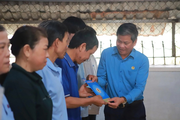 Tổng LĐLĐ và các địa phương hỗ trợ hơn 1,5 tỉ đồng cho người lao động Gia Lai - Ảnh 3. Tổng LĐLĐ và các địa phương hỗ trợ hơn 1,5 tỉ đồng cho người lao động Gia Lai - Ảnh 3.