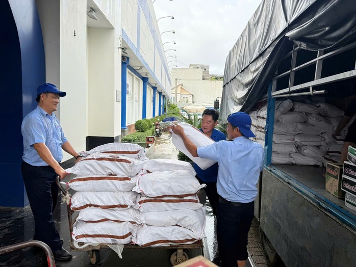 Tổng lực hỗ trợ vùng lũ: Co . OpMart và VISSAN không tính lời lỗ - Ảnh 6. Tổng lực hỗ trợ vùng lũ: Co . OpMart và VISSAN không tính lời lỗ - Ảnh 6.