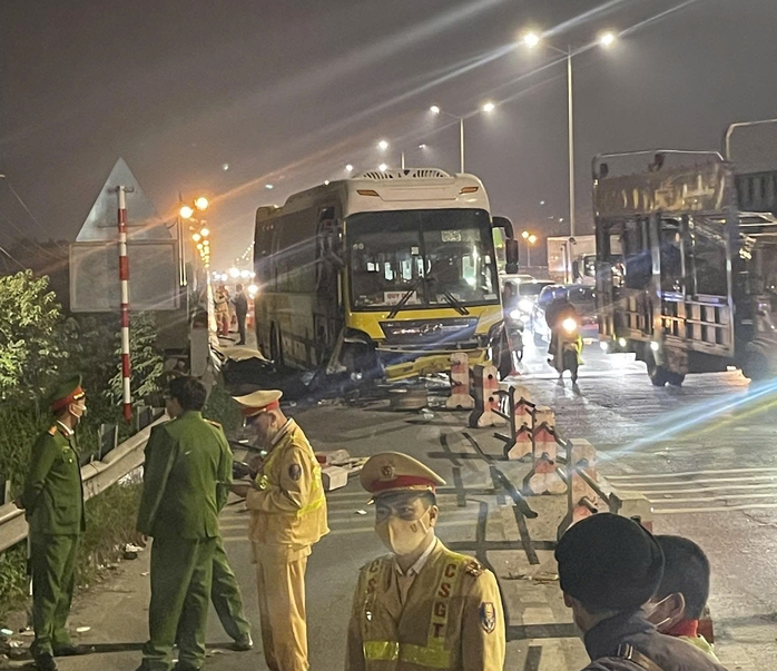 Xe khách tông xe máy trên cầu Thanh Trì , 2 người tử vong thương tâm - Ảnh 1. Xe khách tông xe máy trên cầu Thanh Trì , 2 người tử vong thương tâm - Ảnh 1.