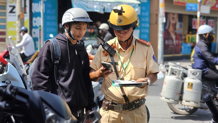 Học sinh TPHCM bị CSGT xử phạt vì không đội mũ bảo hiểm khi tham gia giao thông - Ảnh 3. Học sinh TPHCM bị CSGT xử phạt vì không đội mũ bảo hiểm khi tham gia giao thông - Ảnh 3.