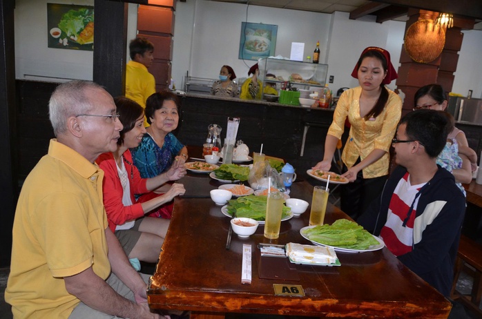 Bánh khọt nức tiếng gần xa - Ảnh 1.