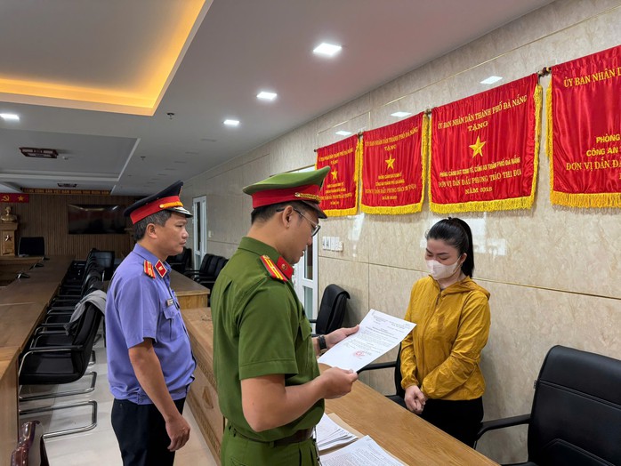 Khởi tố chủ quầy Chợ Cồn vì Buôn bán hàng cấm thuốc lá nhập lậu - Ảnh 1.