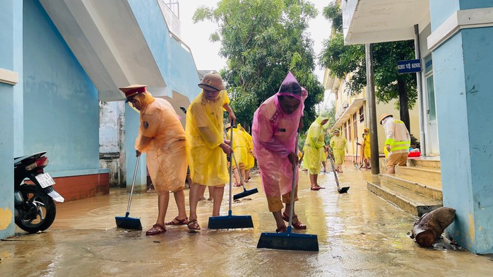 Cận cảnh CBCS Bộ Công an chi viện khắc phục hậu quả mưa lũ tại Gia Lai - Ảnh 4.