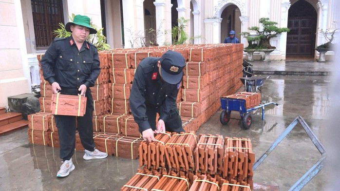 Cận cảnh CBCS Bộ Công an chi viện khắc phục hậu quả mưa lũ tại Gia Lai - Ảnh 6.