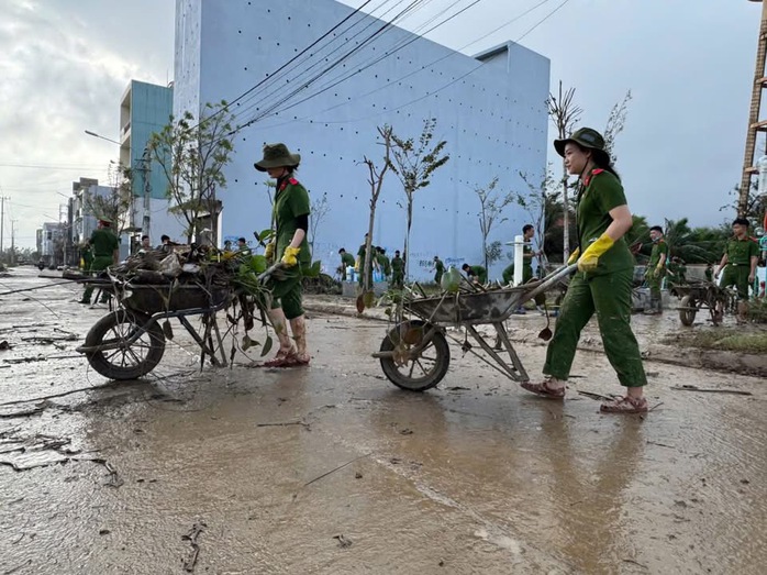 Cận cảnh CBCS Bộ Công an chi viện khắc phục hậu quả mưa lũ tại Gia Lai - Ảnh 1.