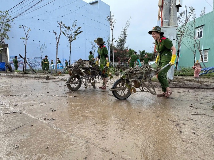 Cận cảnh CBCS Bộ Công an chi viện khắc phục hậu quả mưa lũ tại Gia Lai - Ảnh 10.