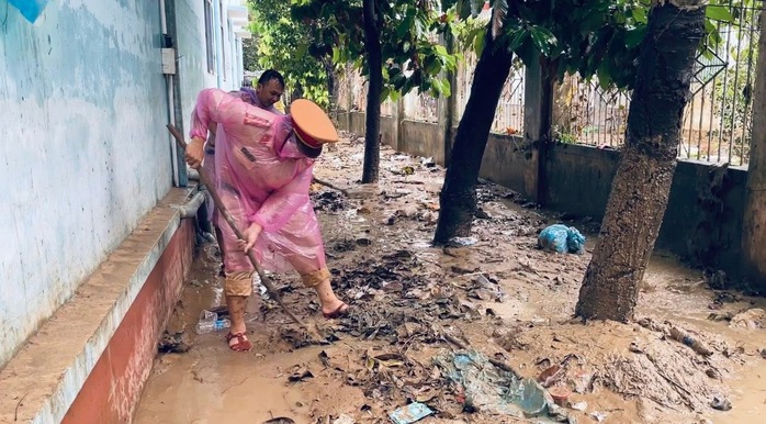 Cận cảnh CBCS Bộ Công an chi viện khắc phục hậu quả mưa lũ tại Gia Lai - Ảnh 17.