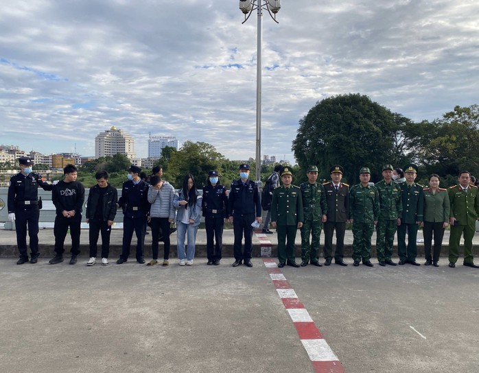 Bàn giao đối tượng truy nã quốc tế và 9 công dân cho Công an Trung Quốc - Ảnh 1.