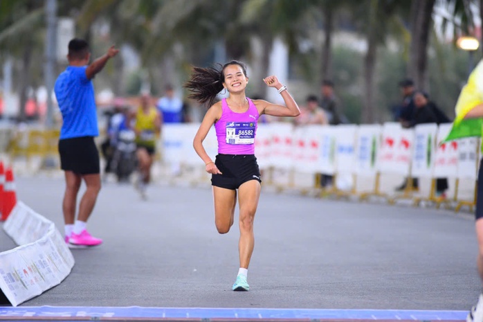 "Mưa" kỷ lục tại Giải Marathon Quốc tế Di Sản Hạ Long 2025 - Ảnh 11.