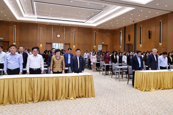 Chính phủ quyên góp ủng hộ đồng bào bị thiệt hại do bão lũ - Ảnh 1.