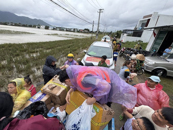 Tiêm phòng uốn ván miễn phí cho người dân vùng lũ - Ảnh 1.