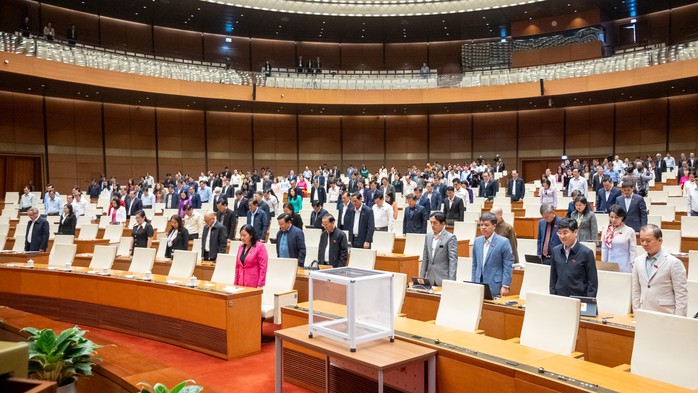 Quốc hội tưởng niệm nạn nhân thiên tai và kêu gọi hỗ trợ khắc phục hậu quả - Ảnh 1. Quốc hội tưởng niệm nạn nhân thiên tai và kêu gọi hỗ trợ khắc phục hậu quả - Ảnh 1.