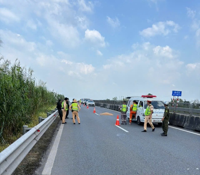 Phát hiện thi thể người nước ngòai trên cao tốc Trung Lương – Mỹ Thuận - Ảnh 1.