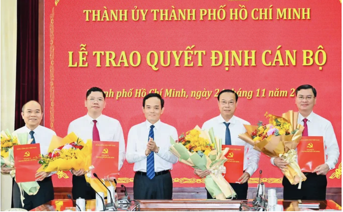 Trao quyết định phê chuẩn bầu Phó Chủ tịch HĐND, Phó Chủ tịch UBND TPHCM - Ảnh 1.