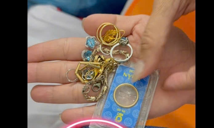 Túi vàng ‘ đi lạc ’ trong đồ cứu trợ Đà Nẵng và cái kết ấm lòng - Ảnh 2.