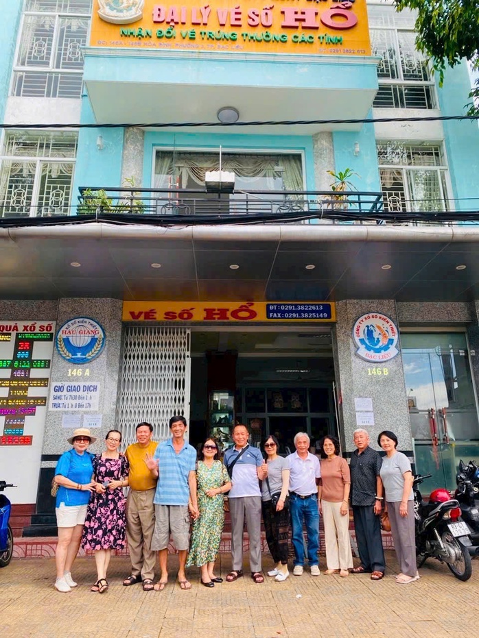 Đại lý vé số hé lộ việc người trúng đặc biệt được gia đình "hộ tống" đi đổi thưởng - Ảnh 1.