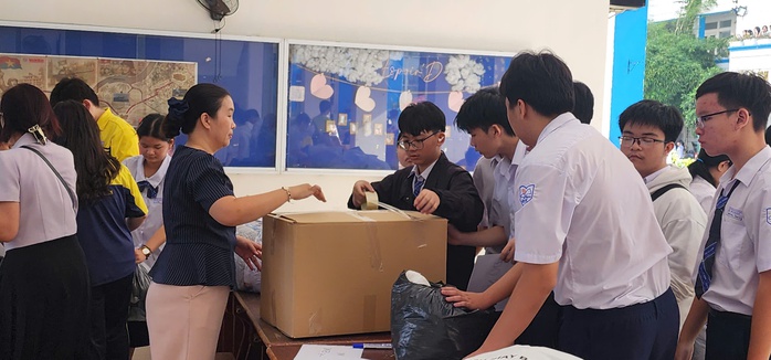 Học sinh TP HCM "tay xách nách mang" vì miền Trung ruột thịt  - Ảnh 1.