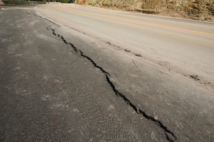 Đèo Prenn lại xuất hiện sạt lở, có vết nứt dài - Ảnh 1.