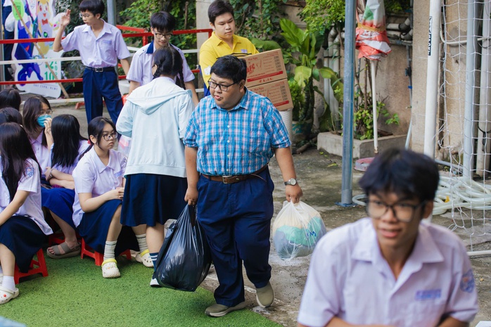 Học sinh TP HCM "tay xách nách mang" vì miền Trung ruột thịt  - Ảnh 6.