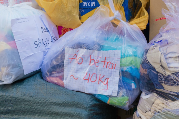 Học sinh TP HCM "tay xách nách mang" vì miền Trung ruột thịt  - Ảnh 5.