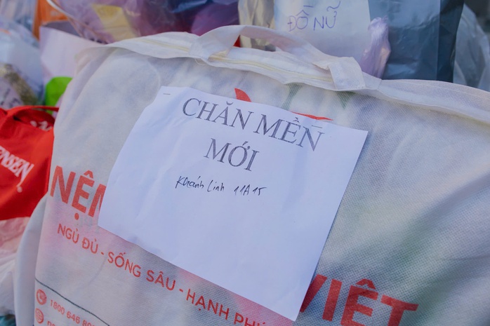 Học sinh TP HCM "tay xách nách mang" vì miền Trung ruột thịt  - Ảnh 8.