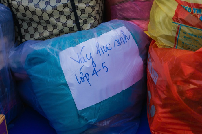 Học sinh TP HCM "tay xách nách mang" vì miền Trung ruột thịt  - Ảnh 4.