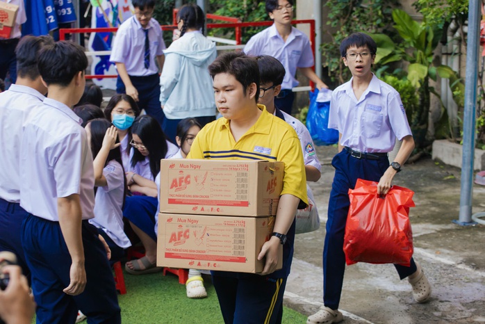 Học sinh TP HCM "tay xách nách mang" vì miền Trung ruột thịt  - Ảnh 7.
