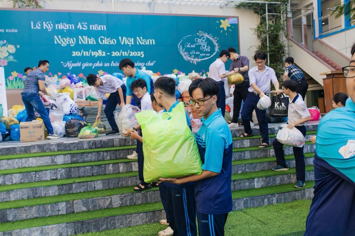 Học sinh TP HCM "tay xách nách mang" vì miền Trung ruột thịt  - Ảnh 3.