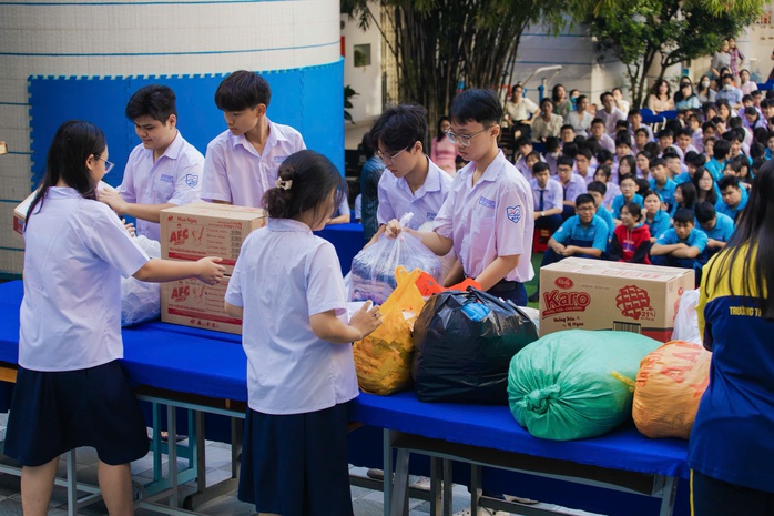Học sinh TP HCM "tay xách nách mang" vì miền Trung ruột thịt  - Ảnh 9.