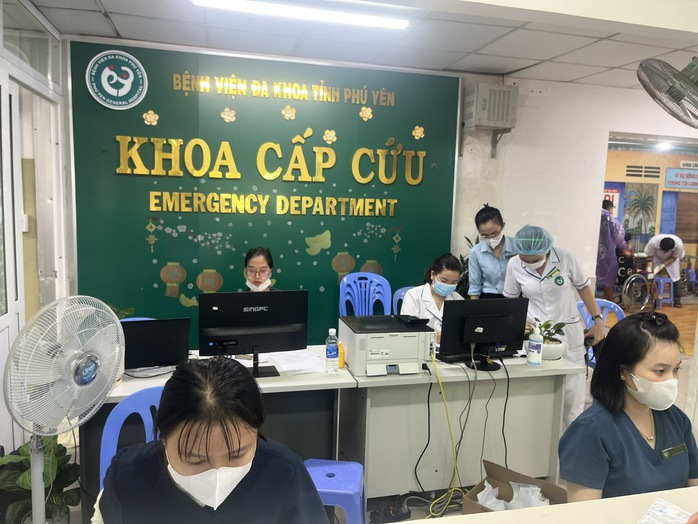 Bệnh viện Đa khoa Phú Yên quá tải, Sở đề nghị các thành phố hỗ trợ gấp - Ảnh 2.