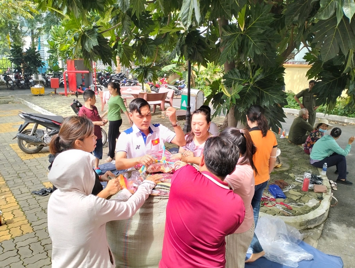 Đoàn viên, người lao động TP HCM hướng trái tim về đồng bào miền Trung - Ảnh 1.