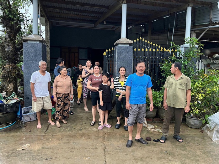 MIỀN TRUNG CẦN LẮM NHỮNG TẤM LÒNG SẺ CHIA: Ấm tình người phút nguy nan - Ảnh 1. MIỀN TRUNG CẦN LẮM NHỮNG TẤM LÒNG SẺ CHIA: Ấm tình người phút nguy nan - Ảnh 1.