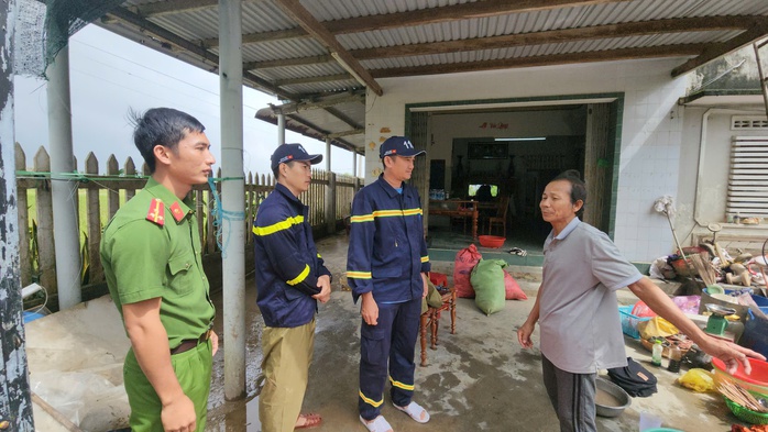 Đội cứu nạn 22 người mất tích 4 ngày giữa lũ dữ tại Đắk Lắk - Ảnh 1.