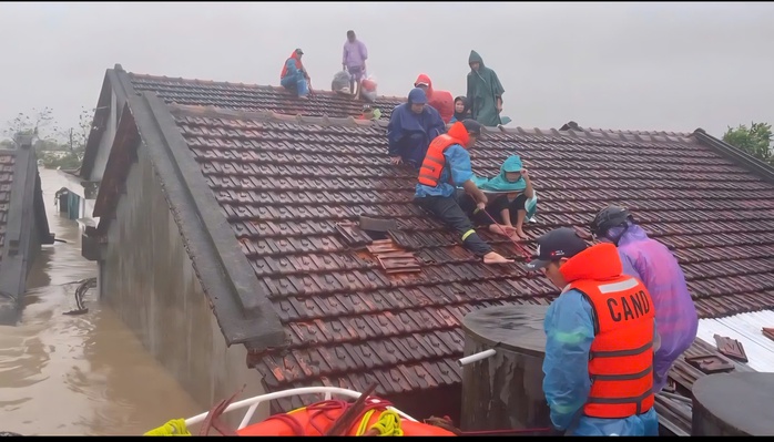 Đội cứu nạn 22 người mất tích 4 ngày giữa lũ dữ tại Đắk Lắk - Ảnh 2.