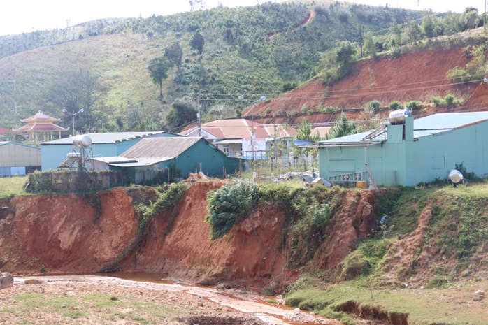 Sạt lở suối Đăk Ter đe dọa tính mạng hàng trăm hộ dân Quảng Ngãi - Ảnh 3. Sạt lở suối Đăk Ter đe dọa tính mạng hàng trăm hộ dân Quảng Ngãi - Ảnh 3.