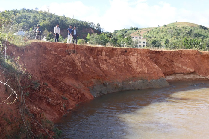 Sạt lở suối Đăk Ter đe dọa tính mạng hàng trăm hộ dân Quảng Ngãi - Ảnh 1. Sạt lở suối Đăk Ter đe dọa tính mạng hàng trăm hộ dân Quảng Ngãi - Ảnh 1.