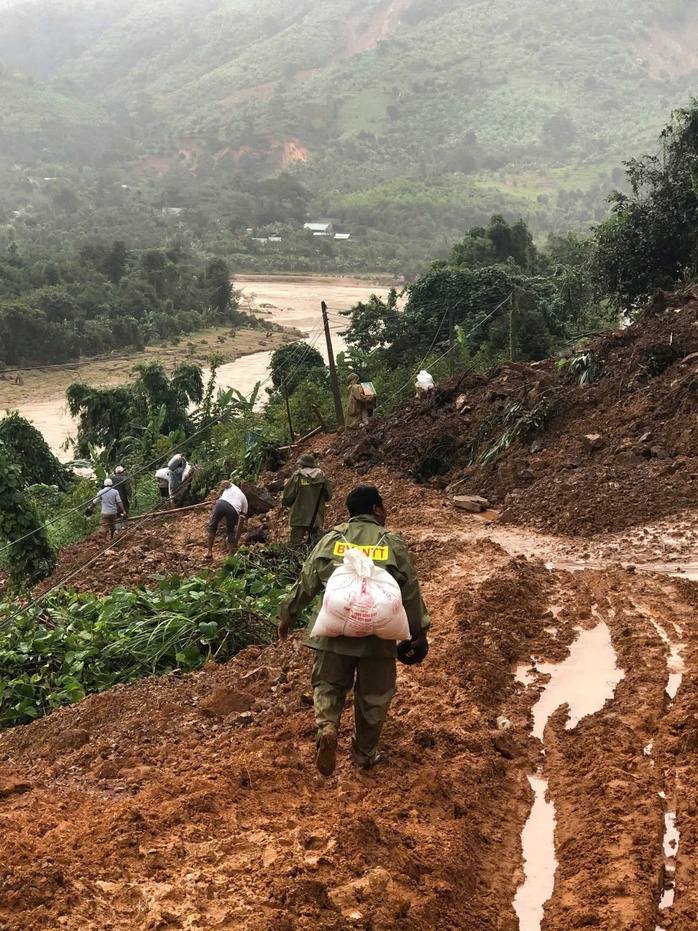 Sớm ổn định cuộc sống người dân vùng lũ - Ảnh 1.