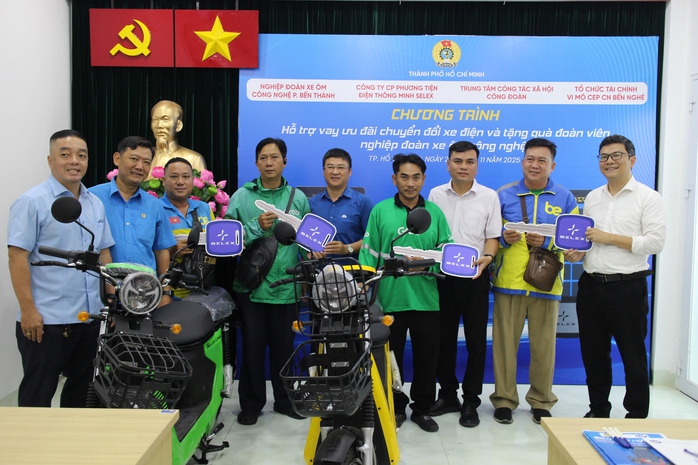 Cho tài xế xe ôm công nghệ vay 0 đồng để đổi xe điện - Ảnh 1.