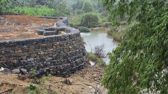 Xây kè đá lấn suối, đe dọa gây sạt lở - Ảnh 1.