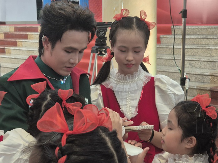 Trấn Thành, dàn mỹ nam "Mưa đỏ"… khuấy động thảm đỏ! - Ảnh 32.