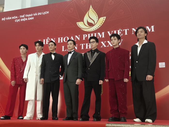 Trấn Thành, dàn mỹ nam "Mưa đỏ"… khuấy động thảm đỏ! - Ảnh 6.