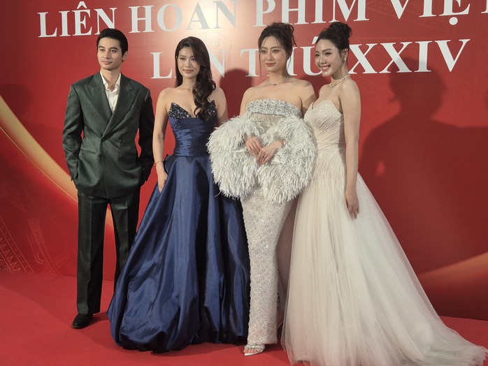 Trấn Thành, dàn mỹ nam "Mưa đỏ"… khuấy động thảm đỏ! - Ảnh 23.