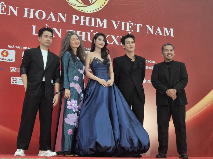 Trấn Thành, dàn mỹ nam "Mưa đỏ"… khuấy động thảm đỏ! - Ảnh 24.