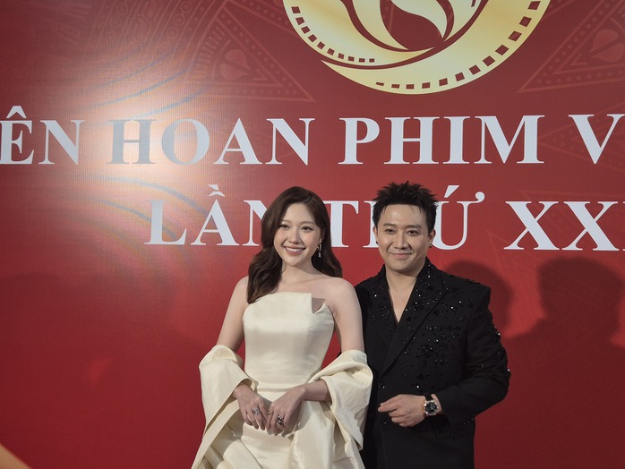 Trấn Thành, dàn mỹ nam "Mưa đỏ"… khuấy động thảm đỏ! - Ảnh 4.