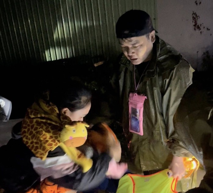 Câu chuyện nhân văn của người cứu hộ đánh rơi điện thọai trong lũ ở Gia Lai - Ảnh 1.